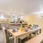 Lakeland - Sleeps 6 *