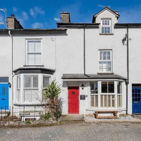 Lakeland - Sleeps 6 *