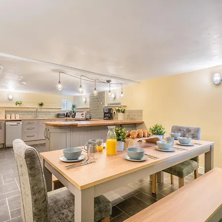 Lakeland - Sleeps 6 *